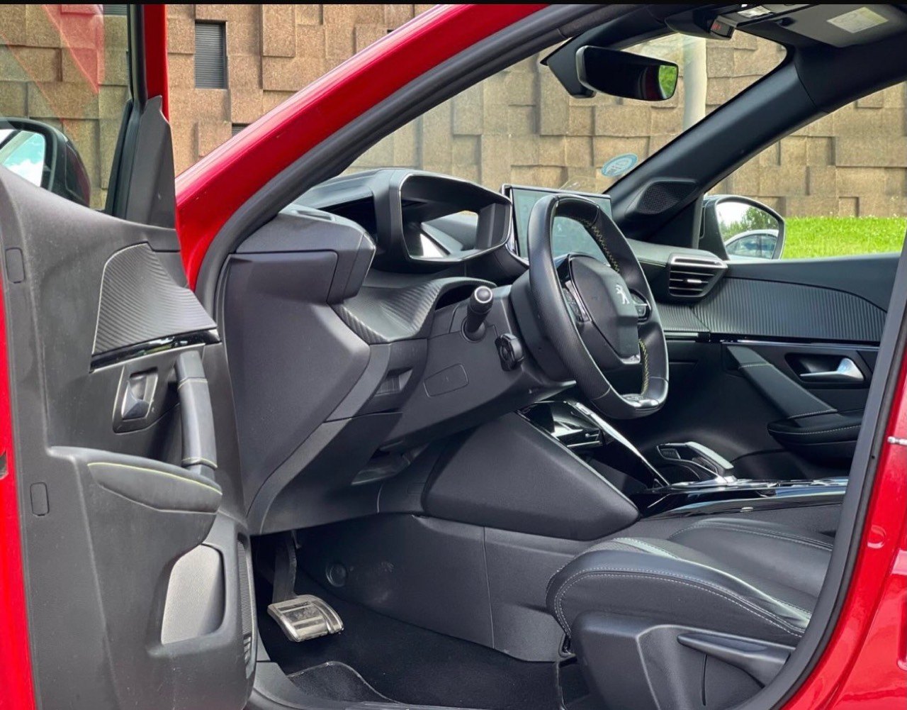Peugeot e-208 GT
